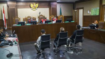 Aktris Nia Ramadhani dan suaminya, Ardie Bakrie saat menjalani sidang kasus narkoba di Pengadilan Negeri Jakarta Pusat, Kamis (2/12/2021). [Suara.com/Alfian Winanto]