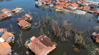 Foto udara kondisi permukiman warga yang tergenang banjir rob di Degayu, Pekalongan, Jawa Tengah, Kamis (2/12/2021). ANTARA FOTO/Harviyan Perdana Putra