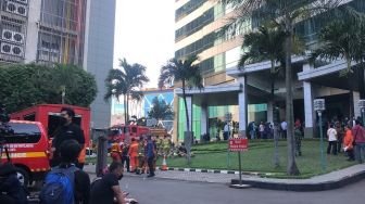 Lagi Berjibaku di Gedung Cyber 1, Tugas Evakuasi Sarang Tawon Muncul di Ponsel Damkar