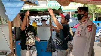 Akhirnya Palang Pintu Nyeleneh di Pasar Cikampek Ditertibkan, Netizen: Harus Viral Dulu