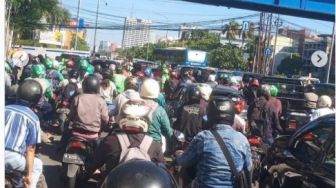 Buntut Penyekatan Jalan Monas, Jakarta Macet, Warganet: Nyampe Kantor Udah Meleleh
