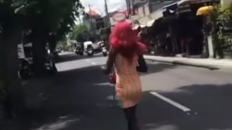 Viral WNA di Seminyak Bali Diduga Stres Jalan Santai di Tengah Padatnya Kendaraan