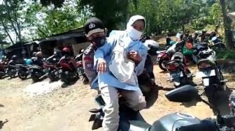 Kisah Pak Bhabin di Semarang, Rela Jemput hingga Gendong Lansia untuk Ikuti Vaksinasi