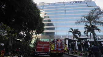 Suasana di luar Gedung Cyber 1 pascakebakaran di Jakarta, Kamis (2/12/2021). [Suara.com/Angga Budhiyanto]