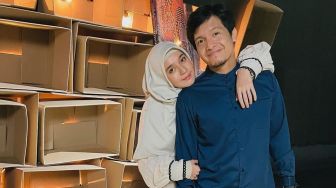 Dimas Seto dan Dhini Aminarti Unggah Foto Gendong Bayi, Warganet: Qobul Ya Allah