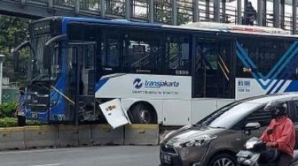 Tabrak Separator Busway Ratu Plaza, Sopir TransJakarta: Botol Air Gelinding Kena Pedal Gas