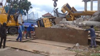 Crane Timpa Rumah Warga Depok Akhirnya Dievakuasi, Hampir Dua Bulan Dibiarkan