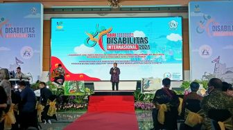 Lukisan Penyandang Disabilitas Laku Rp357 Juta, Risma: 100% Uang Dikembalikan ke Seniman