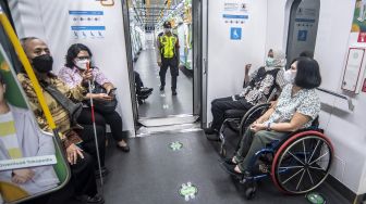 Penyandang disabilitas berada di area MRT khusus penumpang prioritas di Stasiun MRT Bundaran HI, Jakarta, Jumat (3/12/2021). [ANTARA FOTO/Muhammad Adimaja]