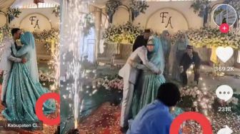 Sibuk Pose Romantis di Tengah Kembang Api, Pengantin Ini Tak Sadar Gaunnya Terbakar