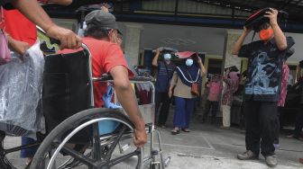 Sejumlah penyandang disabilitas mengikuti simulasi pengurangan resiko bencana di Gatak, Delanggu, Klaten, Jawa Tengah, Jumat (3/12/2021). [ANTARA FOTO/Aloysius Jarot Nugroho]
