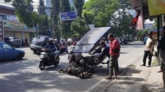 Diduga Kelelahan, Kuda Delman Ini Pingsan di Jalan Raya