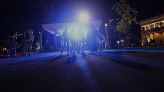 Pengunjung menikmati pertunjukan musik Dufan Night di Dunia Fantasi, Ancol, Jakarta, Jumat (3/12/2021). [Suara.com/Angga Budhiyanto]