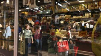 Orang-orang berbelanja di pasar di pusat kota pesisir Mediterania Israel Tel Aviv, Israel, pada (1/12/2021). [MENAHEM KAHANA / AFP]