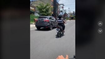 Pakai Helm dengan Posisi Tak Biasa, Bapak ini Berhasil Prank Warganet