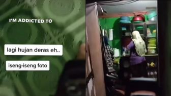 Pria Iseng Foto Pakai Flash Kamera Pas Hujan Deras, Reaksi Kaget Emak-emak Ini Disorot