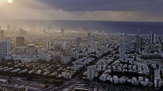 Pemandangan udara kota pesisir Mediterania Israel di Tel Aviv, Israel, pada (1/12/2021). [MENAHEM KAHANA / AFP]