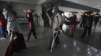 Sejumlah penyandang disabilitas mengikuti simulasi pengurangan resiko bencana di Gatak, Delanggu, Klaten, Jawa Tengah, Jumat (3/12/2021). [ANTARA FOTO/Aloysius Jarot Nugroho]
