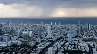 Pemandangan udara kota pesisir Mediterania Israel di Tel Aviv, Israel, pada (1/12/2021). [MENAHEM KAHANA / AFP]