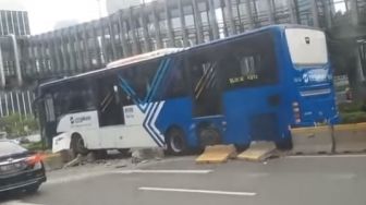 Penampakan TransJakarta Tabrak Separator Depan Ratu Plaza Senayan