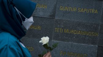 Warga membawa bunga untuk diletakkan di depan Monumen Pahlawan COVID-19 Jawa Barat, Bandung, Jawa Barat, Sabtu (4/12/2021). ANTARA FOTO/Novrian Arbi