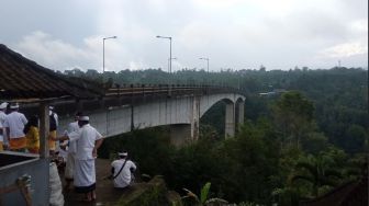 Sempat Mondar-mandir, Pria Bali Ini Ditemukan Tergantung di Jembatan Tukad Bangkung