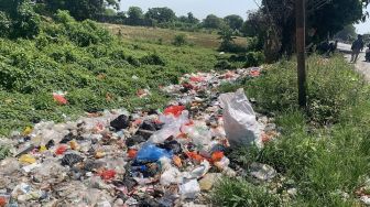 Sampah Berceceran di Pinggir Jalan Perbatasan Karawang-Bekasi, Siapa yang Buang?