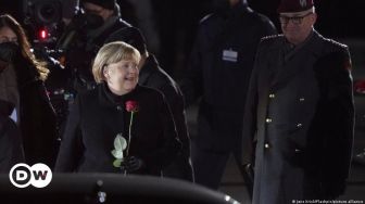 Angela Merkel Pamit dengan Lagu Punk dan Hati Lapang