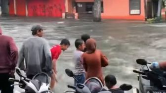 Viral Derasnya Arus Banjir Rob Terjang Kawasan Lodan Raya Jakarta Utara