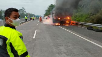 Jalan Sempat Tersendat, Bus Po STJ Alami Kebakaran di Ruas Tol Ungaran