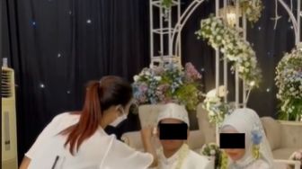 Keringat Pengantin Pria Dilap Wanita Lain, Ekspresi Mempelai Wanita dan Mertua Disorot