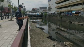 Balok Kayu Diduga Peninggalan Belanda Bermunculan ke Permukaan Kali Semarang, Kenapa?