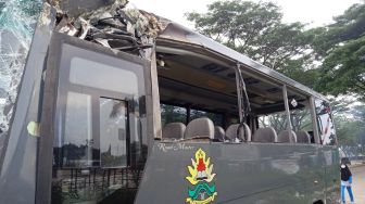 Bus Jemputan Siswi Sekolah Polwan Ringsek Tabrak Pohon di Tangsel, 4 Orang Luka