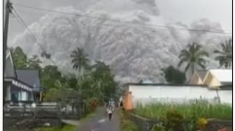 Viral Detik-Detik Warga Berhamburan Saat Gunung Semeru Erupsi