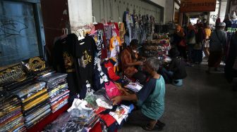 Pedagang Kaki Lima (PKL) menata barang daganganya di kawasan Malioboro, Yogyakarta, Minggu (5/12/2021). [ANTARA FOTO/Andreas Fitri Atmoko]