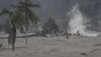 Tim SAR gabungan melakukan pencarian korban di endapan material guguran awan panas Gunung Semeru di Desa Sumber Wuluh, Lumajang, Jawa Timur, Minggu (5/12/2021). [ANTARA FOTO/Zabur Karuru]