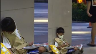Ditonton 8 Juta Kali, Video Bocah Penjual Koran Tertidur di Depan Mal Bikin Publik Miris