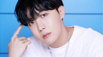 Penampilan J-Hope BTS di Bandara Bikin Fans Ngakak: Ngapain Pake Handuk Mandi?