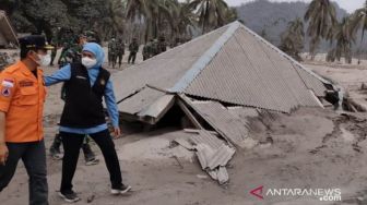 Kawal Penangganan Erupsi Gunung Semeru, Gubernur Khofifah Ngantor di Lumajang