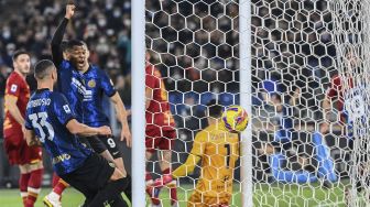 Penjaga gawang Roma Rui Patricio kebobolan gol pembuka selama pertandingan sepak bola Serie A Italia antara AS Roma dan Inter di stadion Olimpiade, Roma, pada (4/12/2021). [VINCENZO PINTO / AFP]