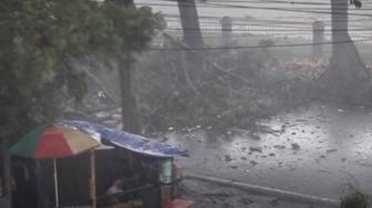 Hujan Badai Porak-porandakan Cirebon, Warga Sampai Menangis