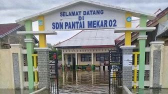 Kemarin, Rumini, Buruh Tolak UMK, Banjir Rob, Polisi Gadungan, Rocky Gerung dan Lainnya