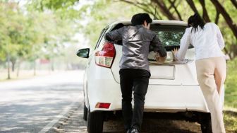 Cara Dorong Mobil Mogok Karena Aki Mati dan Tipsnya