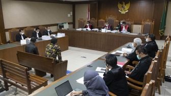 Terdakwa mantan penyidik KPK AKP Stepanus Robin Pattuju (kanan) menjalani sidang pembacaan tuntutan di Pengadilan Tipikor, Jakarta, Senin (6/12/2021).  ANTARA FOTO/Aditya Pradana Putra