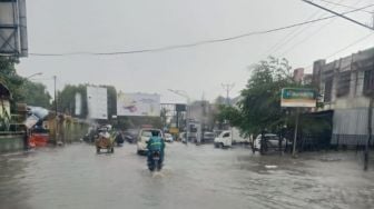 Jalan Raya Kota Mataram Kebanjiran, Terjadi Kemacetan di Beberapa Titik