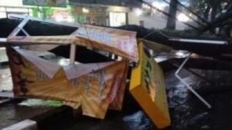 Hujan-Angin Terjang Wilayah Cibinong, Pohon di Jalur Menuju Stadion Pakansari Tumbang