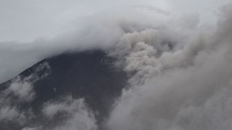 Awan panas meluncur dari kawah Gunung Semeru terlihat dari Pronojiwo, Lumajang, Jawa Timur, Senin (6/12/2021).  ANTARA FOTO/Ari Bowo Sucipto
