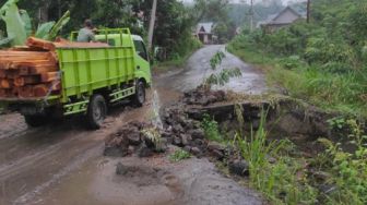 Jalan Lintas di Empat Lawang Ambles, Pengendara Hanya Melintas Satu Arah