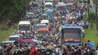 Ratusan Ribu Buruh Lanjutkan Aksi May Day di DPR dan Istora 14 Mei, akan Sampaikan 15 Tuntutan