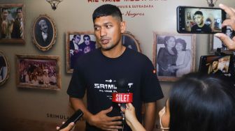 Aktor Ibnu Jamil saat ditemui awak media usai jumpa pers film Srimulat : Hil Yang Mustahal di Kebon Jeruk, Jakarta Barat, Senin (6/12/2021). [Suara.com/Alfian Winanto]